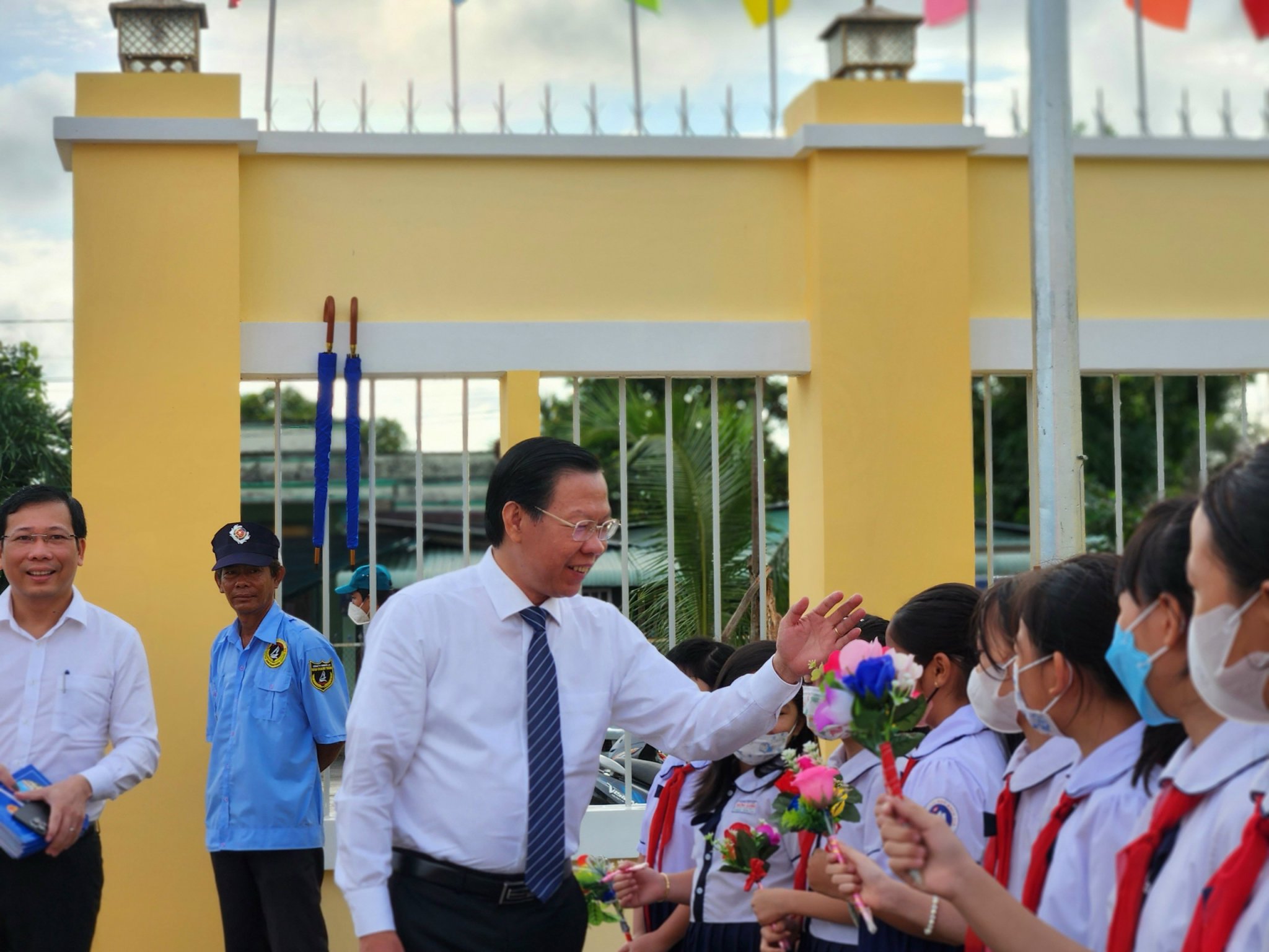 5; Chủ tịch UBND TP. Hồ Chí Minh Phan Văn Mãi chào các em học sinh Trường tiểu học Rạch Già
